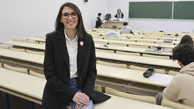 <span lang= gl >Crujeiras, esta ma&ntilde;&aacute; na Facultade de Matem&aacute;ticas, onde a&iacute;nda ter&aacute; que dar clase antes de ser proclamada reitora</span>