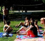 J�venes en el �rea de ba�o de la playa fluvial. 