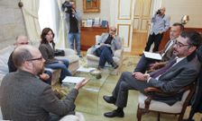 El alcalde y los portavoces de la oposici�n se reunieron con el decano de los abogados. 