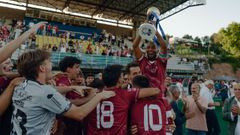 Los jugadores del Auriense celebrando la Supercopa Galicia