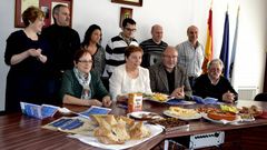 Hosteleros, alcalde y una t�cnico local, en la presentaci�n de ayer en el concello