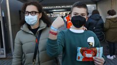 Alberto Vaamonde Couto, de Forcarei, con su madre, tras vacunarse