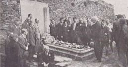 Ins�a en el homenaje a Leiras en el cementerio de Mondo�edo