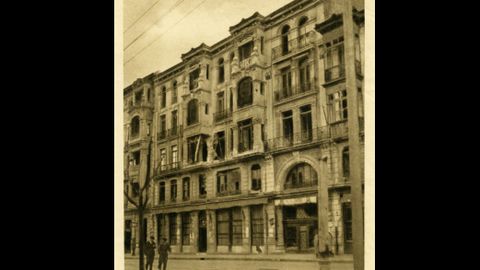 El pasaje de Don Santos, entre las calles Uría y Pelayo de Oviedo hacia 1937, donde se observan los daños sufridos en la revolución del 34 o la Guerra Civil