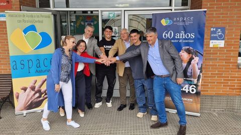 La expedicin del Real Oviedo, junto a los trabajadores de ASPACE