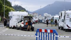 Autocaravanas y coches en la explanada de la nave de redes de Celeiro