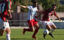 El cercedense Mart�n disputa un bal�n a un jugador del Vilalb�s en el estadio Magdalena. 