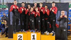 Foto de los integrantes del ITF Noia en el podio tras disputar el torneo.