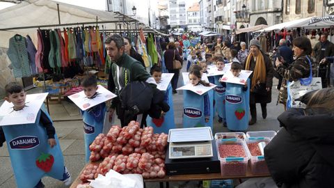 Los nios del Jaime Balmes disfrazados de contedores de reciclaje. VOZ NATURA