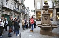 Un grupo de turistas, ayer, en el centro hist�rico, siguiendo las explicaciones de una gu�a. 