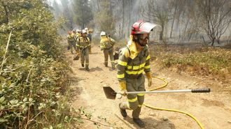 Una brigada forestal de la Conseller�a de Medio Rural trabajando en la lucha contra un incendio en la parroquia de Ma�ente, del municipio de Pant�n, en una imagen de archivo