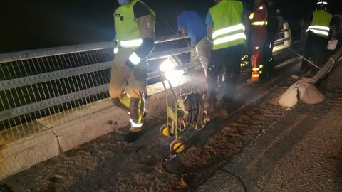 Buscan el cuerpo de una mujer en el pantano de Contreras tras  una salirse de la N-3 la moto en la que viajaba