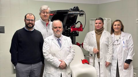 Equipo de investigacin del Centro de Investigacin e Tecnoloxa Matemtica de Galicia, con la silla rotatoria empleada en el estudio.