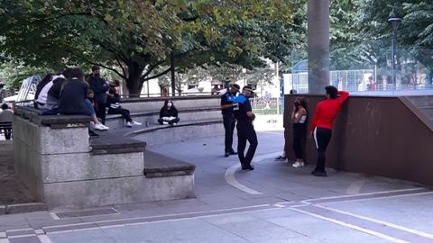 Imagen de archivo de unos j�venes recibiendo una multa en Gij�n por hacer botell�n 