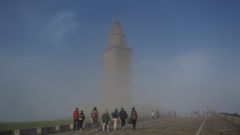 La Torre de H�rcules con niebla. Un esc�ndalo.