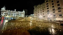 Estrella gigante instalada este ao sobre la Escandalera de Oviedo y que empezar a lucir a partir del 1 de diciembre.