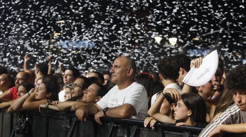 Público de todas las edades en la primera fila de la verbena de este martes en Monforte, con la orquesta Panorama como cabeza de cartel
