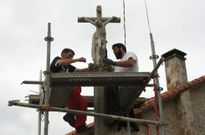 Dos restauradores se encargaron de colocar la cruz sobre el fuste, vac�o desde hace siete a�os. 
