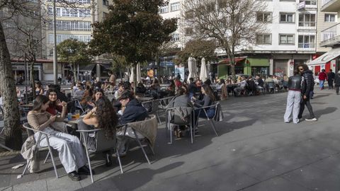 Terrazas llenas ayer en la Praza Roxa de Santiago
