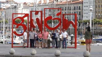Turistas se fotograf�an en las  letronas  de Gij�n