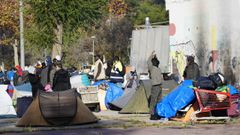 Aspecto del espacio donde medio centenar de personas, que fueron desalojadas del antiguo instituto B9 de Badalona (Barcelona), han pasado la noche, una plaza que se encuentra delante del edificio desocupado, donde han instalado una decena de tiendas de campa�a.