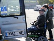 <span lang= es-es >Distintas necesidades de espacio</span>. Veh�culos como el de la imagen, con una rampa, exigen margen de maniobra por la parte trasera para que el usuario acceda en silla de ruedas. 