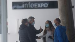 El gerente del �rea sanitaria, Luis Verde, visit� ayer el recinto de exposiciones, donde el Sergas est� levantando un hospital de campa�a para atender a los pacientes de coronavirus, En la foto, Verde, a la izquierda, conversa con algunos de sus colaboradores en la gesti�n del �rea.