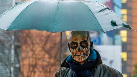 Un hombre protesta, con la cara pintada, contra la ampliación de la licencia de un polémico herbicida.