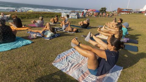 La sesi&oacute;n inicial de yoga en las playas de Carballo, con muy buena acogida 