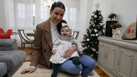 Nerea junto a su beb, Melisa, que tiene sndrome de Pierre Robin.