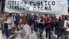 Concentracin organizada por las federaciones de pensionistas y jubilados de CCOO y UGT de Asturias, hoy en las principales calles de Oviedo, dentro de la convocatoria realizada en todo el pas por la Coordinadora Estatal por la Defensa del Sistema Pblico de Pensiones. 