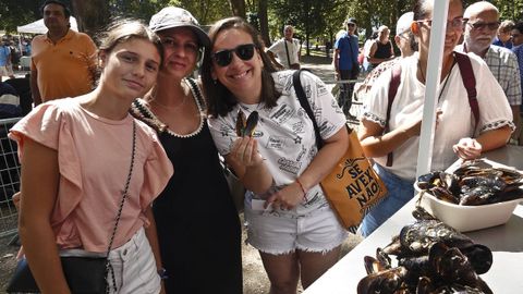 Degustando mejillones al vapor en la fiesta de Vigo