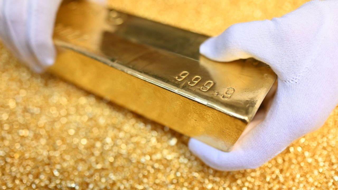 El oro supera por primera vez en su historia los 5.000 dólares la onza