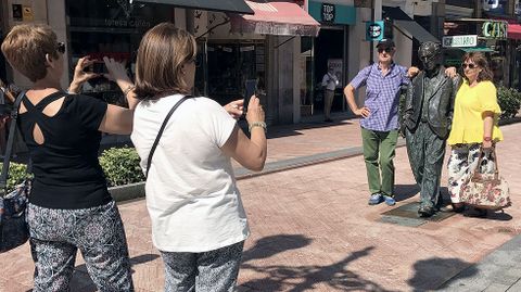 Varios grupos de turistas se sacan fotos con la estatua de Woody Allen, en Oviedo.Varios grupos de turistas se sacan fotos con la estatua de Woody Allen, en Oviedo