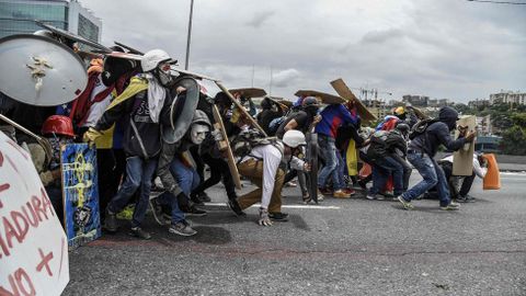 En homenaje a las v�ctimas de los primeras semanas de protestas, la �Marcha del Silencio� de la oposici�n cruz� el 22 de abril hacia el oeste de Caracas, una zona considerada basti�n del chavismo a la que fue casi imposible llegar por las r�fagas de lacrim�genas y perdigones.
