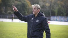 Carril, dirigiendo al conjunto noi�s en el partido contra el Viveiro