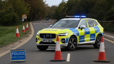 Agentes de polic�a bloquean una carretera cerca de la base a�rea de la RAF en Fairford tras la detenci�n de varios hombres.