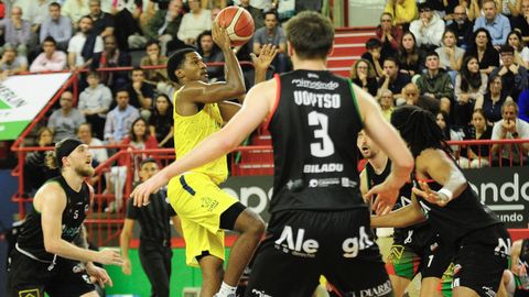 El cobista Justin Turner (de amarillo) con el baln en el partido ante Cantabria.