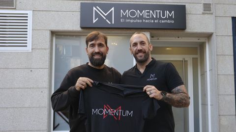 Adrin Gonzlez (en la foto, a la izquierda) y lvaro Quintana (derecha) crearon en Santiago hace un ao y nueve meses Momentum, una clnica multidisciplinar que engloba desde servicios de fisioterapia, readaptacin y preparacin fsica hasta nutricin o medicina esttica. Ahora son 14 en el equipo pero se ampliar en enero, cuando duplicarn la superficie de su local.