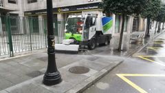 Limpieza viaria de Emulsa en una calle del centro de Gij�n