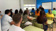 Los padres de los alumnos de 2.� y 3.� de Primaria del CEIP San Isidro se sentaron ayer en los pupitres que les corresponden a sus hijos para evidenciar que no se cumplen las distancias