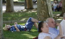 Las sombras escasearon en las zonas verdes en las horas centrales del d�a. 
