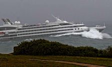 El Le Boreal, con capacidad para 250 pasajeros, lleg� hasta A Coru�a, con escala en Muros, en abril del 2012 y lo hizo en medio de un gran temporal que dej� im�genes espectaculares como esta.