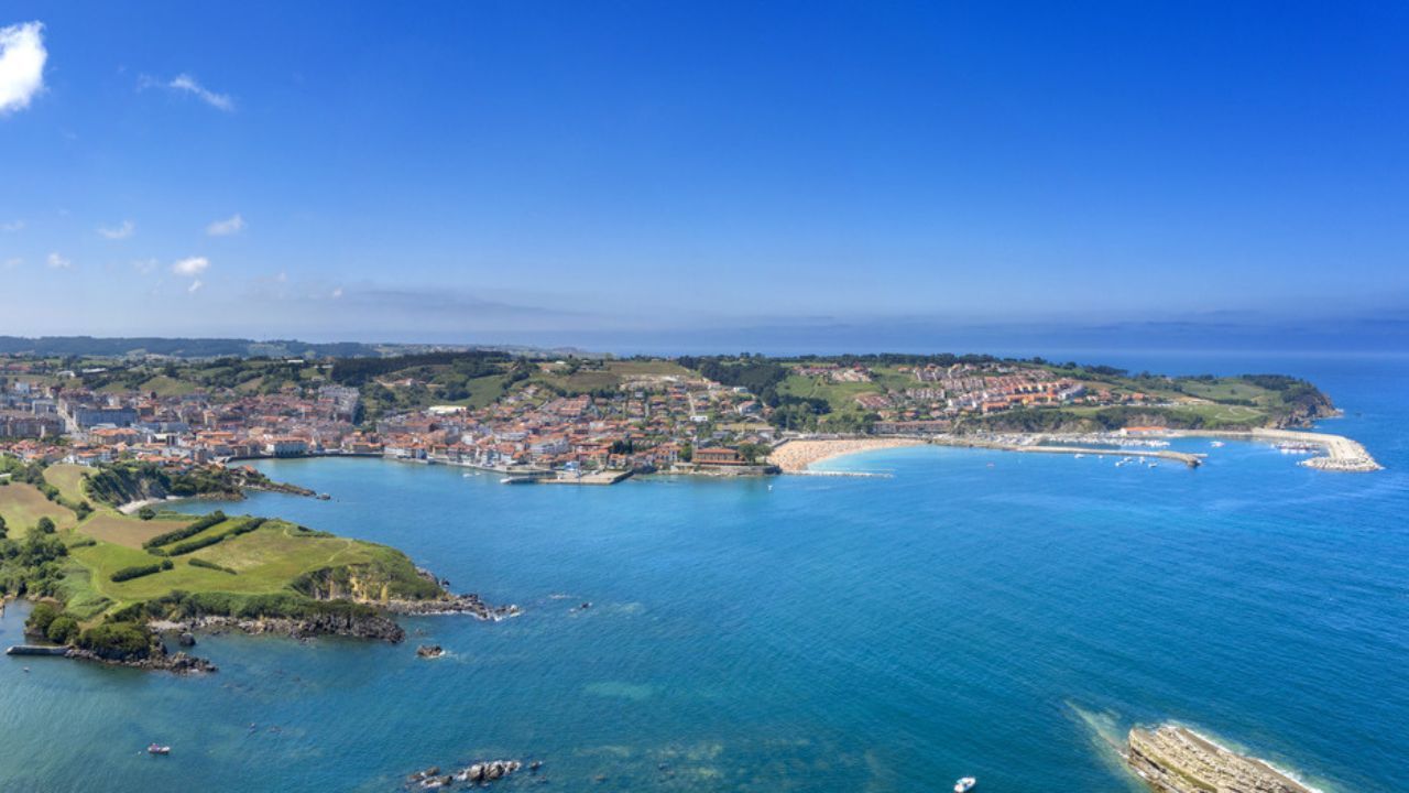 Los vecinos de Luanco se movilizan ante la instalación de un parque de baterías: «Sus emisiones son muy contaminantes»