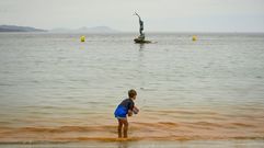 La �purga del mar� ti�e Silgar, en Sanxenxo, de color naranja