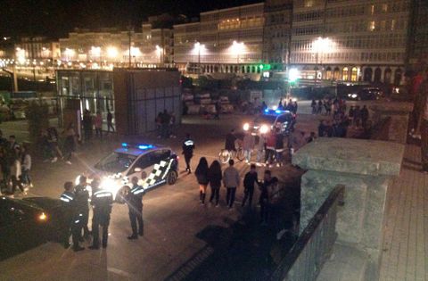 Varias patrullas de la Polic�a Local se trasladaron a la zona para parar la pelea. 
