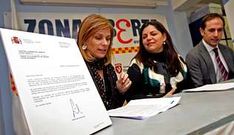 Castro, Louz�n y Fole ayer, en Vilagarc�a, con el galard�n.