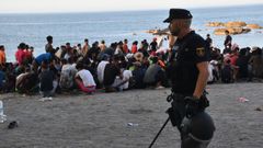 Cientos de personas migrantes reciben atenci�n sanitaria de profesionales del INGESA y voluntarios de Cruz Roja, en la playa del Trampol�n.