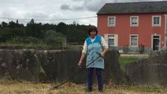 La mujer estaba segando la hierba cuando aparecieron los desconocidos, que le llevaron el bolso con 15.000 euros