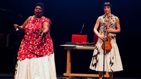 El artista sudafricano William Kentridge presento� esta noche la representaci�n de su obra  Paper Music?, en el teatro Palacio Vald�s de Avil�s dentro de los actos programados en la semana de los Premios Princesa de Asturias